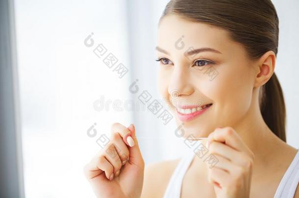女人使用牙变白剥光为美丽的白色的微笑.hermetically-sealedintegratinggyroscope密封式积分陀