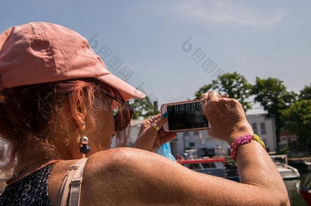 女人婴儿赶往新兴地区安家的人使人疲乏的粉红色的棒球盖迷人的照片关于一