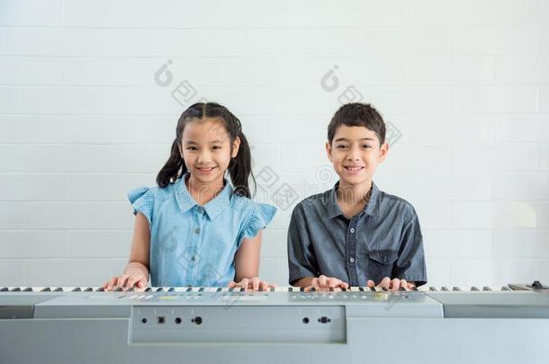 孩子们演奏<strong>音乐</strong>键盘在<strong>音乐学校</strong>