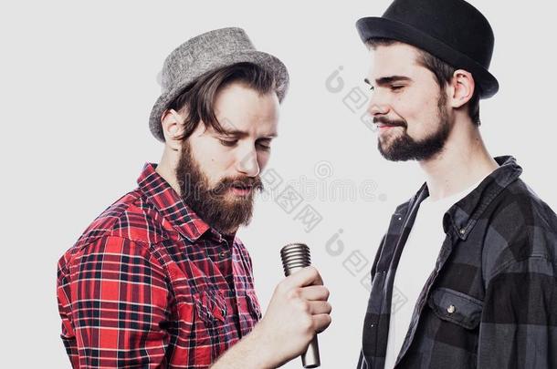 两个家伙唱歌越过白色的背景