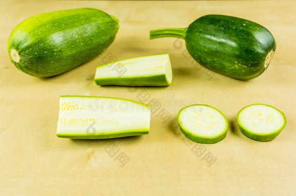 将切开年幼的绿色的夏季产南瓜之一种.