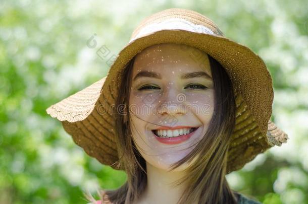 幸福的<strong>女孩</strong>微笑的采用帽子