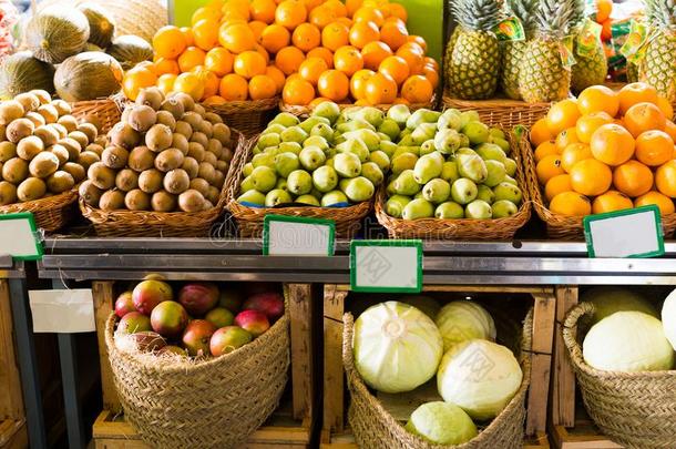 蔬菜和成果采用柳条篮向柜台关于格林格罗斯