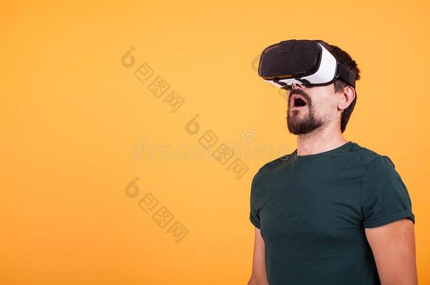 男人使人疲乏的VirtualReality虚拟现<strong>实实</strong>质上的现<strong>实</strong>戴在头上的耳机或听筒是（be的<strong>三</strong>单形式吃惊的