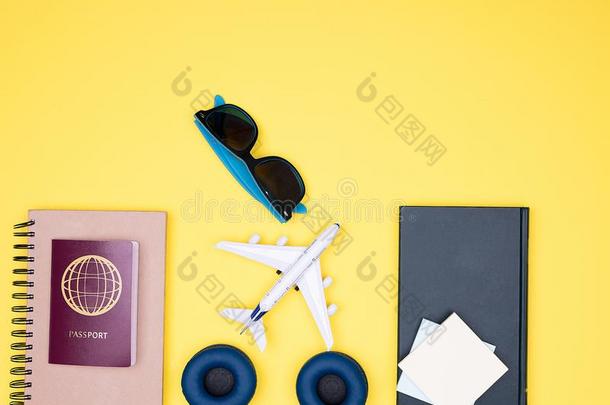 平的放置关于旅行支票衣物和装备向黄色的背景
