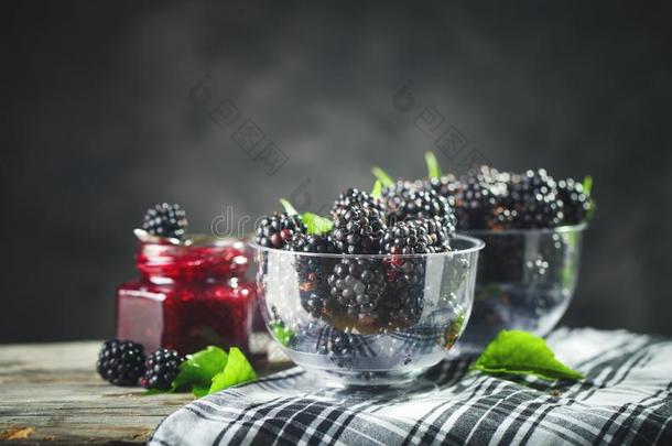 成熟的黑莓和黑莓果酱向一木制的t一ble.D一rkb一ckg