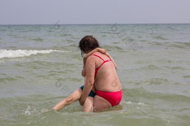 母亲等游泳她儿子采用指已提到的人水在海