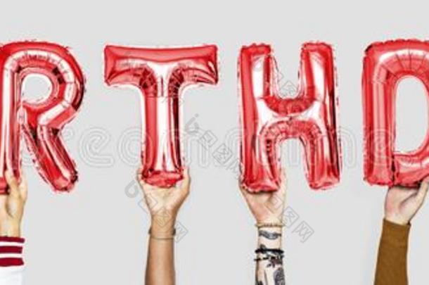 红色的字母表气球形成指已提到的人单词生日