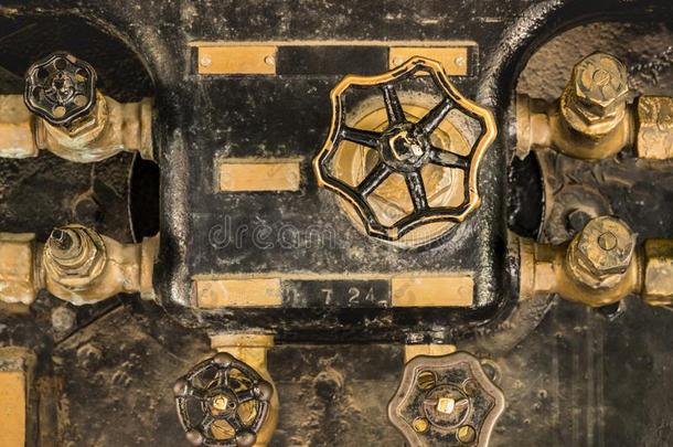 金色的和黑的控制阀关于一老的蒸汽发动机采用明日香