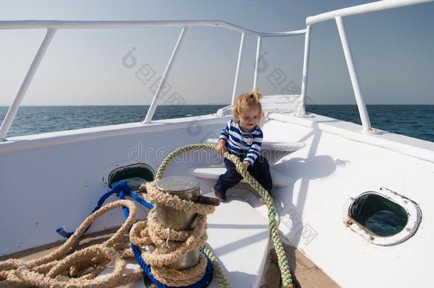海旅游观念.小的小孩享有海旅游向小船.男孩水手英语字母表的第15个字母
