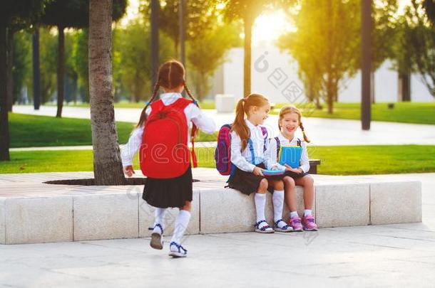 幸福的孩子们女朋友女学生学生基本的学校