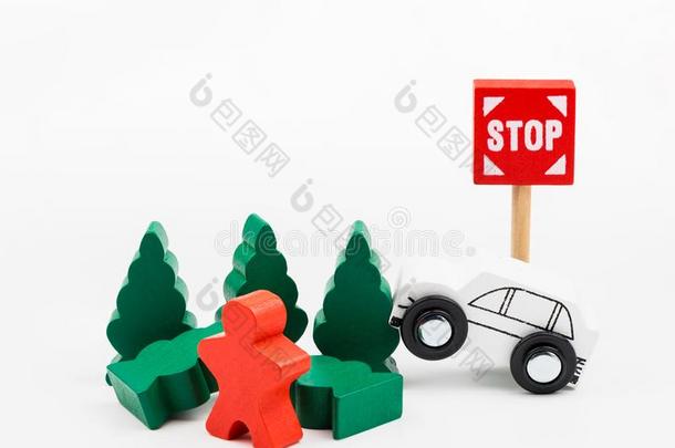 多树木的玩具汽车是猛撞.<strong>意外</strong>事件路<strong>交通</strong>和木制的向