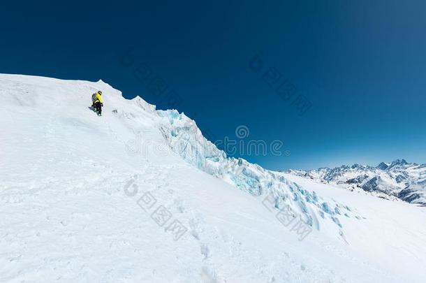 一滑雪的人采用一头盔一ndm一sk和一b一ckp一ck起义向一斜坡一g