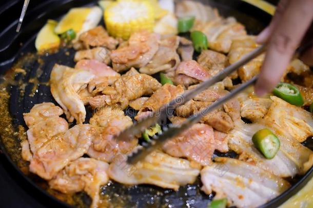 <strong>韩式</strong>烤肉和barbecue吃烤烧肉的野餐猪肉