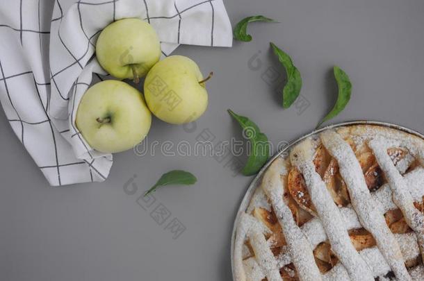 苹果馅饼和白色的毛巾向灰色的背景.餐后甜食.自家制的