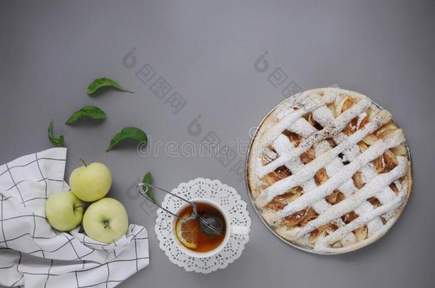 苹果馅饼和白色的毛巾向灰色的背景.餐后甜食.自家制的
