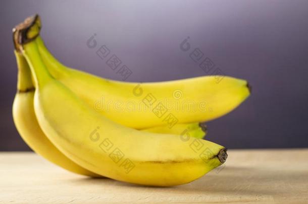 新鲜的黄色的香蕉和灰色的梯度