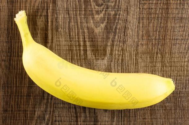 新鲜的黄色的香蕉向棕色的木材