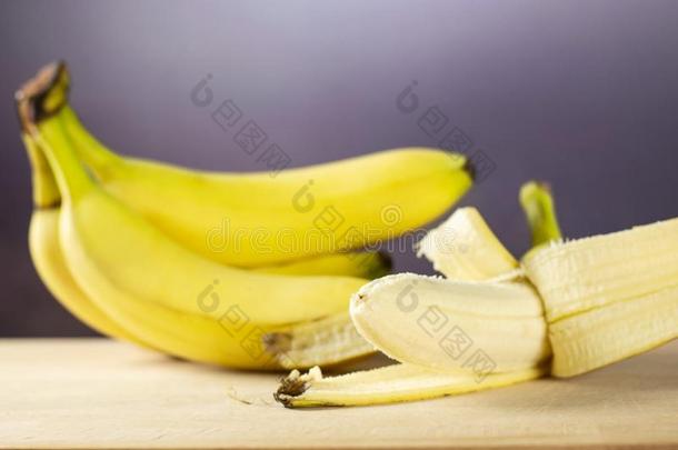 新<strong>鲜的黄色的香蕉</strong>和灰色<strong>的</strong>梯度