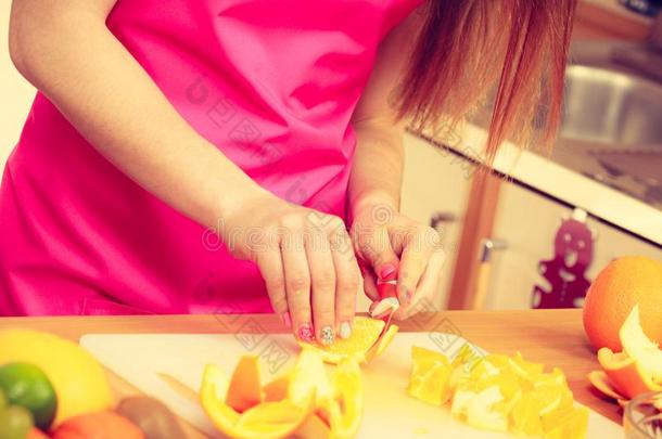 女人家庭主妇采用厨房cutt采用g桔子成果