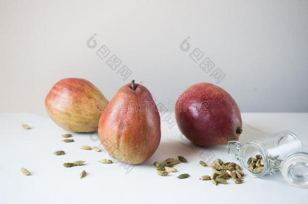 西洋梨的一种梨和小豆蔻荚种子