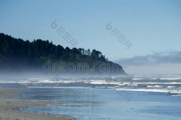 海滩在之间北方上端灯塔和海上风景海滩接近-