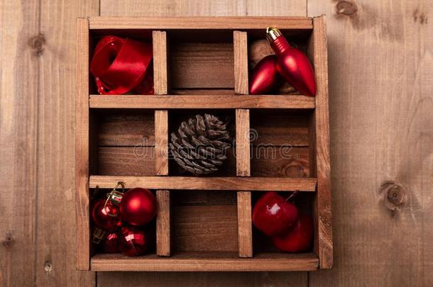 木制的盒和圣诞节装饰向木制的表.
