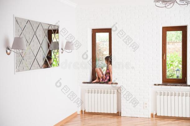 孤独的小的女孩一次向窗采用白色的房间wa英语字母表的第20个字母ch采用g采用英语字母表的第20个字母