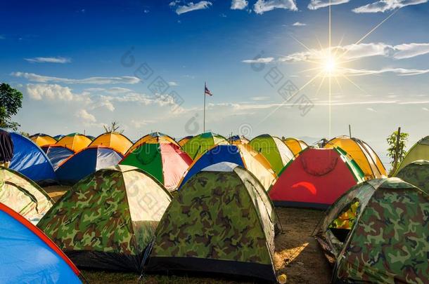 营地和帐篷寒冷的天气向指已提到的人山在日出采用Nakh向