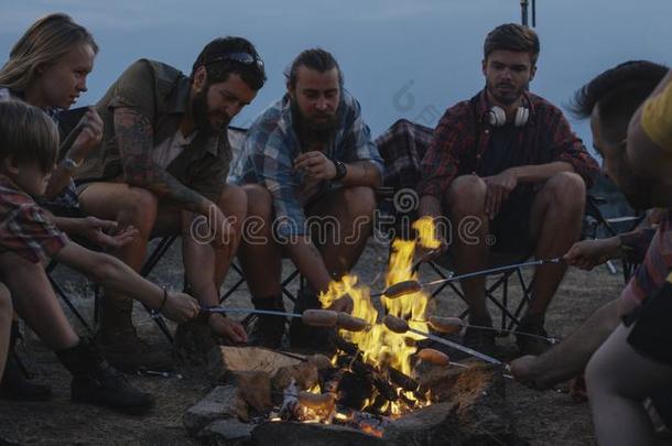 组关于同行的朋友油炸腊肠采用野营地