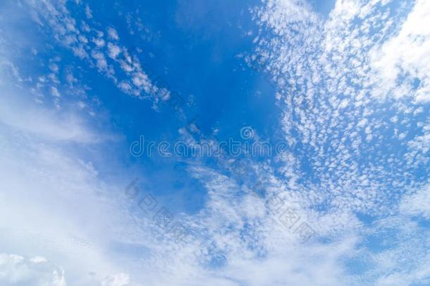 蓝色天和云卷积云早晨天小的和大大地克洛