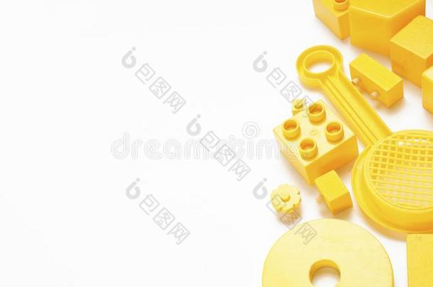 黄色的玩具背景顶看法向白色的.小孩玩具框架向whiteiron白铁
