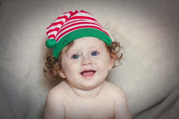 小的斯迈利婴儿男孩采用小精灵帽子