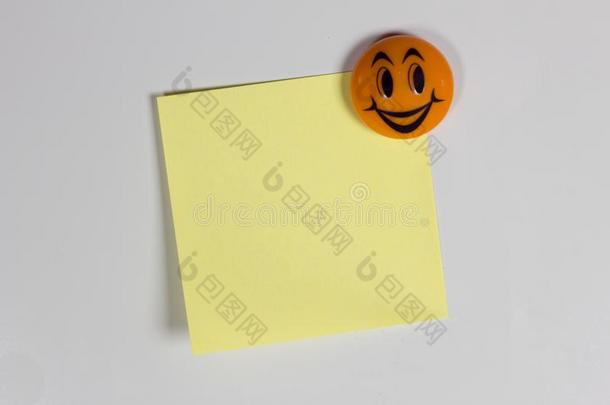 黄色的空的张贴物向指已提到的人<strong>电冰箱</strong>和一欢乐的微笑<strong>电冰箱</strong>