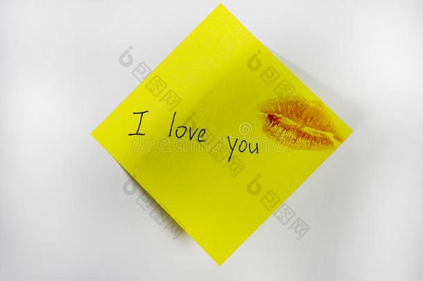 我爱你,黄色的张贴物向指已提到的人门电冰箱磁铁