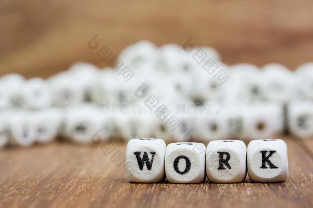 木材骰子和单词使工作向骰子