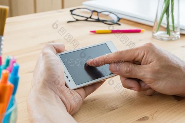 商人触摸屏幕关于智能手机或可移动的电话H或izonta