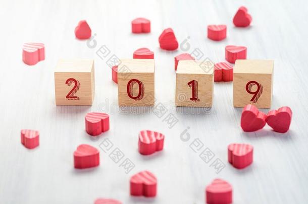 2019新的年向木材立方形和组关于袖珍型的东西红色的心向白色的