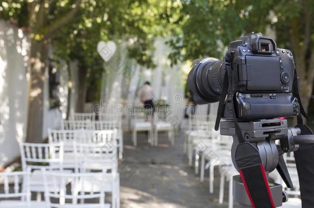 单眼数位相机照相机骑在马上的越过三脚架准备好的为记录婚礼