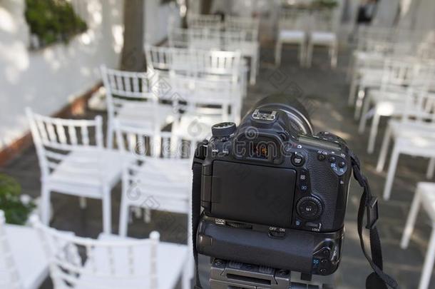 单眼数位相机照相机骑在马上的越过三脚架准备好的为记录婚礼