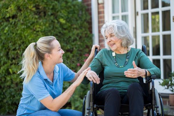 护理病人、老人<strong>者</strong>接近较高的女人采用轮椅在外面家