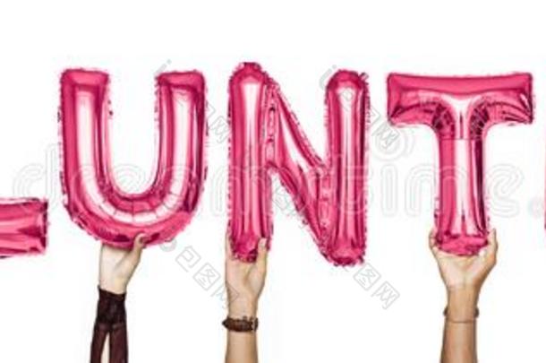 粉红色的字母表气球形成指已提到的人单词志愿者