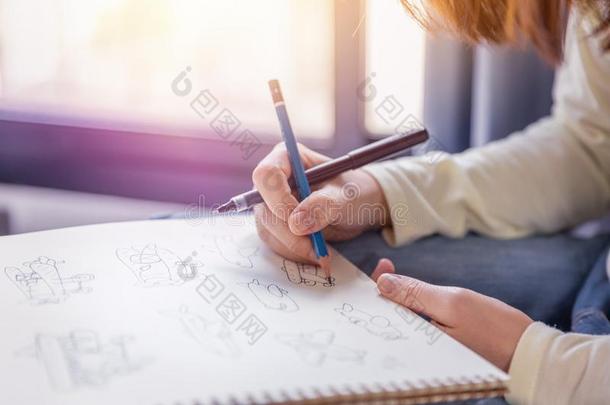 女人手<strong>绘画铅笔</strong>和笔使工作向白色的纸