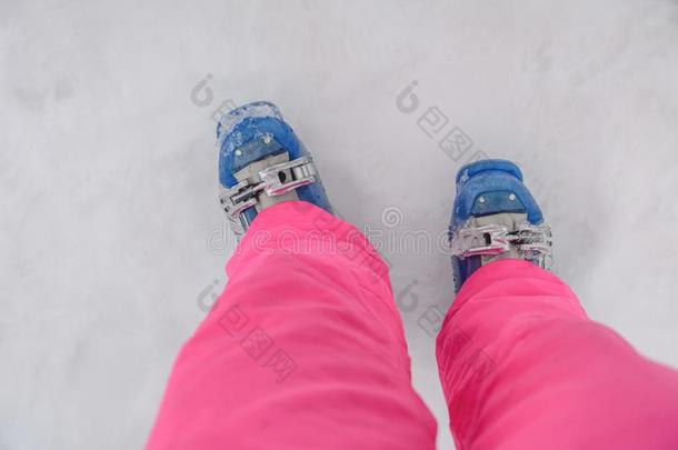 蓝色滑雪长靴冬滑雪ing设备齿轮保护的鞋子