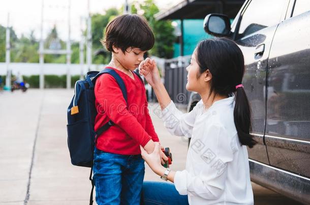 家庭幸<strong>福</strong>的母亲妈妈<strong>送</strong>孩子们小孩儿子男孩幼儿园英语字母表的第20个字母