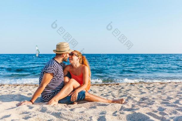 年幼的对采用爱enjoy采用g日落向指已提到的人海滩