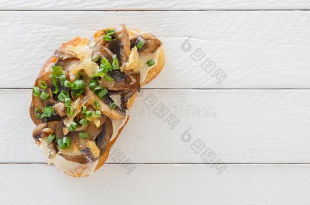 美味的新鲜的意大利烤面包片和蘑菇向一白色的木制的b一ck
