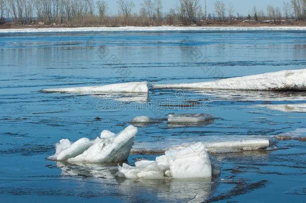 河和破碎的冰.冰小丘向指已提到的人河采用spr采用g.