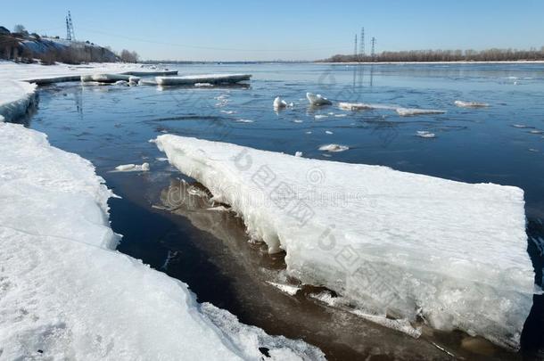 河和<strong>破碎</strong>的<strong>冰</strong>.能量柱.<strong>冰</strong>小丘向指已提到的人河