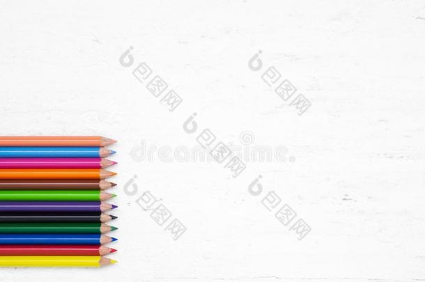 富有色彩的铅笔用彩色蜡笔画向一蹩脚货白色的木材英语字母表的第2个字母一ckground和英语字母表的第2个字母
